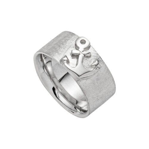 Ring „Fetter Anker“ (R5399) aus 925er Sterling-Silber, markant gearbeitet mit einer Breite von ca. 8 mm. Das kraftvolle Design verbindet maritime Symbolik mit einer klaren, ausdrucksstarken Form. Im Mittelpunkt steht ein polierter Anker, der sich glänzend vom gebürsteten, matten Untergrund abhebt. Dieser bewusste Kontrast verleiht dem Ring Tiefe und unterstreicht die hochwertige Verarbeitung. Der Anker als klassisches Symbol steht für Halt, Sicherheit und die Verbundenheit zum Meer. Die Innenseite des Rings ist glatt gearbeitet und sorgt für ein angenehmes Tragegefühl im Alltag. Die Rhodinierung verleiht dem Schmuckstück einen besonders langlebigen Glanz und schützt das Silber zusätzlich vor dem Anlaufen. Ein stilvolles Statement für alle, die maritime Designs und klare Formen schätzen.