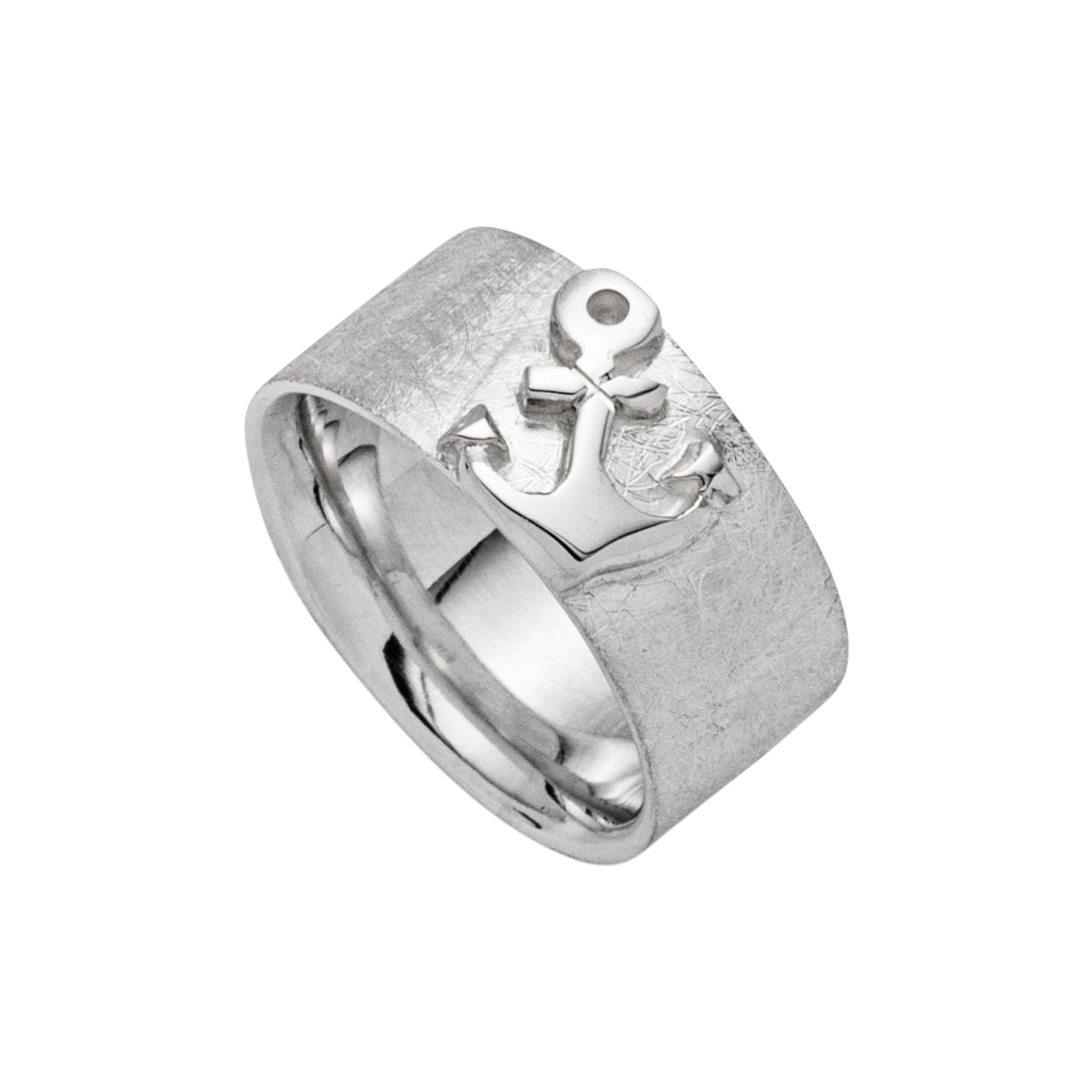Ring „Fetter Anker“ (R5399) aus 925er Sterling-Silber, markant gearbeitet mit einer Breite von ca. 8 mm. Das kraftvolle Design verbindet maritime Symbolik mit einer klaren, ausdrucksstarken Form. Im Mittelpunkt steht ein polierter Anker, der sich glänzend vom gebürsteten, matten Untergrund abhebt. Dieser bewusste Kontrast verleiht dem Ring Tiefe und unterstreicht die hochwertige Verarbeitung. Der Anker als klassisches Symbol steht für Halt, Sicherheit und die Verbundenheit zum Meer. Die Innenseite des Rings ist glatt gearbeitet und sorgt für ein angenehmes Tragegefühl im Alltag. Die Rhodinierung verleiht dem Schmuckstück einen besonders langlebigen Glanz und schützt das Silber zusätzlich vor dem Anlaufen. Ein stilvolles Statement für alle, die maritime Designs und klare Formen schätzen.